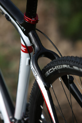 karbonový high-end cross