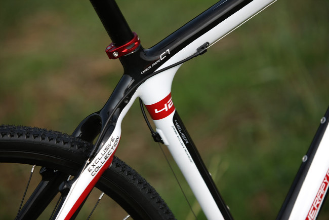 karbonový high-end cross