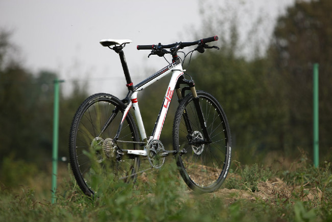 karbonový high-end cross