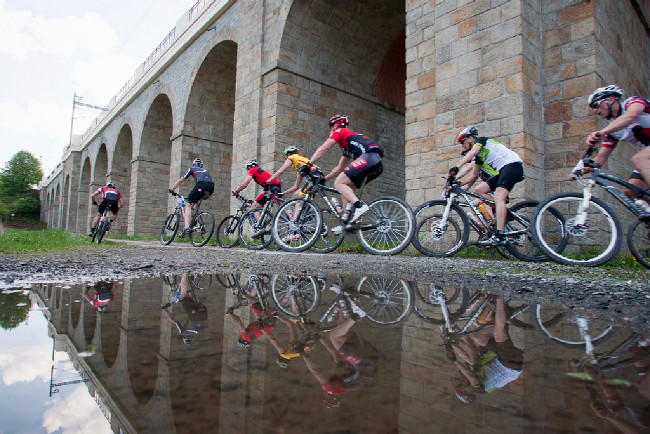 Zrcadla padala v pátek