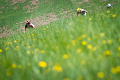 Michal Kaněra a Michal Bubílek stoupají po sjezdovce