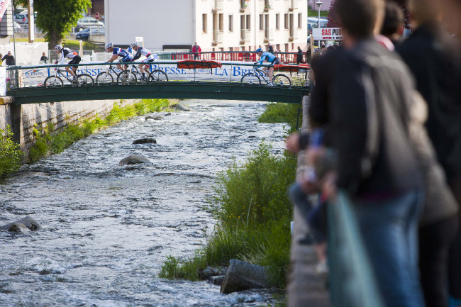 Bikeři museli dvakrát překonat řeku v La Bresse