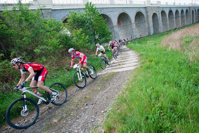 Závodníci u nádherného viaduktu