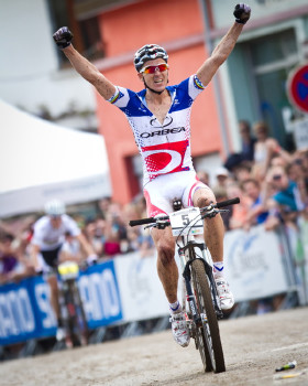 Julien Absalon vítězí před domácími diváky