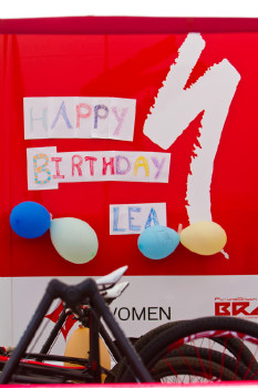 narozeninová párty v týmu Specialized Racing