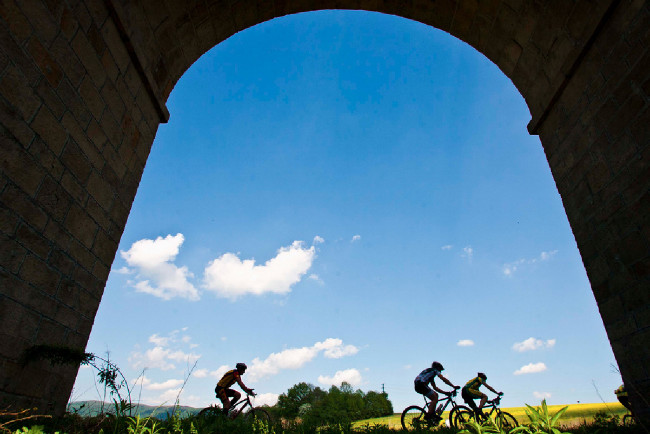 Závodníci u nádherného viaduktu