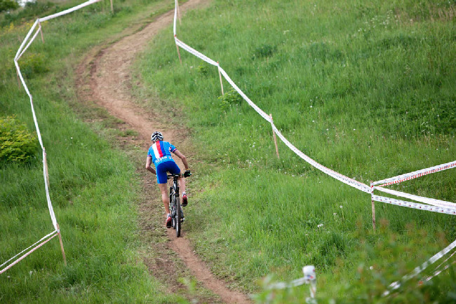 Ondřej Cink stoupá na nejvyšší bod okruhu