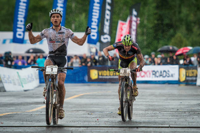 Nino Schurter poráží Jose Antonio Hermidu
