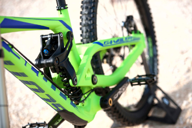 Detail velmi nízkého uchycení tlumiče 