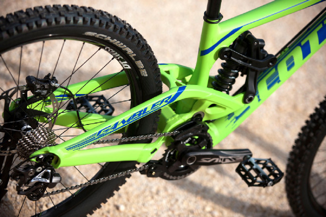 Jednočepový systém odpružení s plovoucím uchycení tlumiče