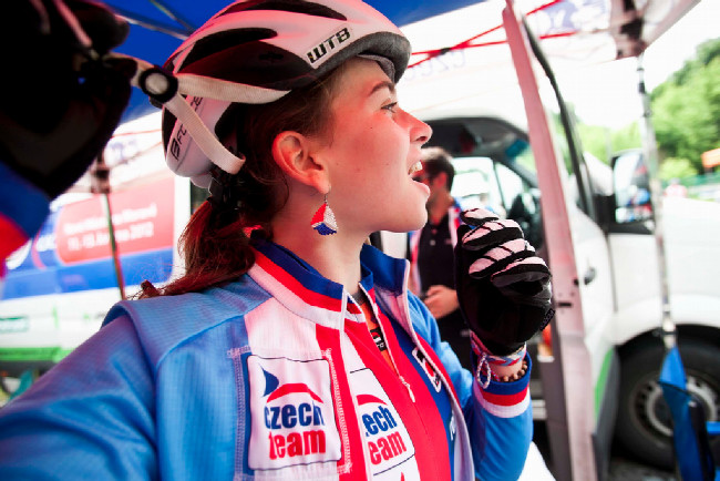 Barbora Machulková se na závod vyzbrojila náušnicemi v českých barvách