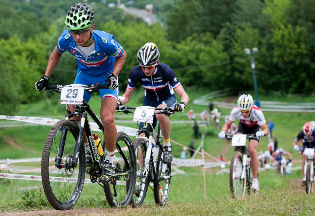 Ital Bertolini vedl téměř celý závod, 2 kilometry před cílem píchnul a skončil devátý
