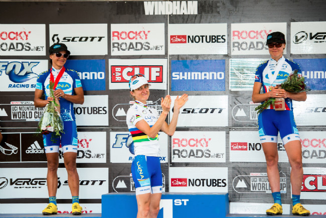 Catherine Pendrel tleská Georgie Gould, vítězství jí totiž uteklo jen 100 metrů před cílem kvůli defektu