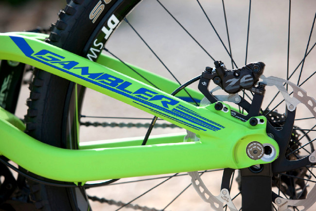 Detail zadní osy, kterou je možné změnit délku zadní stavby. "Šoupat" se potom musí i s brzdou