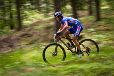 Kristián Hynek letí z Hvozdu