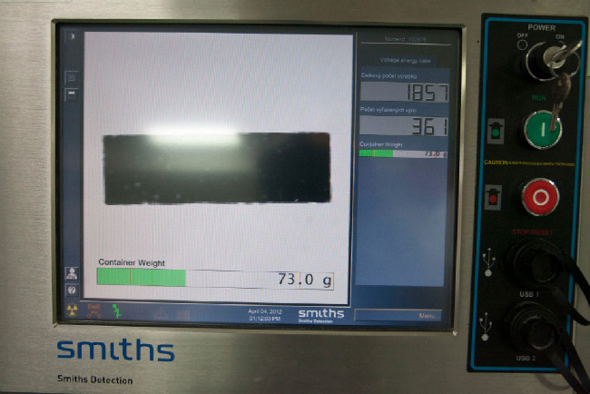 Každá tyčinka projde váhou a skenerem. Vyřazují se ty s podváhou, nadváhou a ty s nepatřičnými předměty v sobě