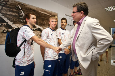 Ministr obrany Alexandr Vondra vítá olympioniky