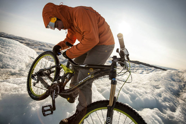 Petr Kraus v Grónsku upravuje posed nasvém AGangu