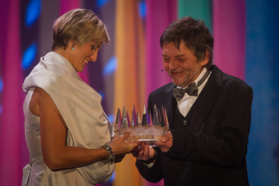 Zdeněk Pavlis předává korunu vítězce ankety Barboře Špotákové