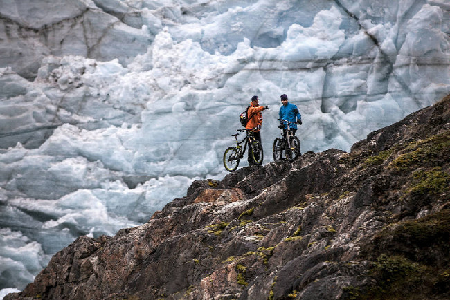 Petr Kraus v Grónsku vysvětluje štábu co budou fotit