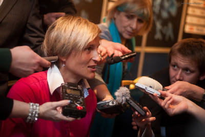 favorizovaná Bárbora Špotáková v obležení novinářů