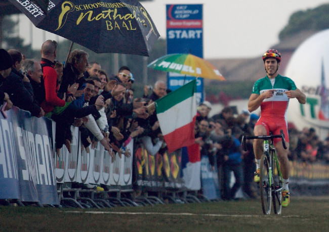 Marco Aurelio Fontana, byť s velkým štěstím, přesto třetí. Závod věnoval Burry Standerovi