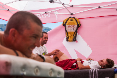 Burry Stander a sranda při masáží (Cape Epic 2012)