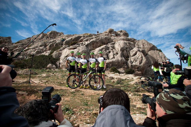 Multivan Merida Biking Team 2013 - zleva Thomas Litscher, Gunn Rita Dahle, Jose Antonio Hermida, Rudi van Houts a Ondřej Cink