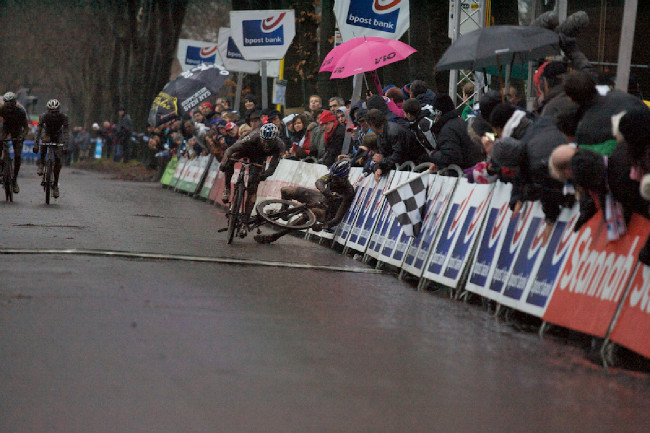 Zdeněk Štybar posílá k zemi Belgičana Jana Denuwelaera