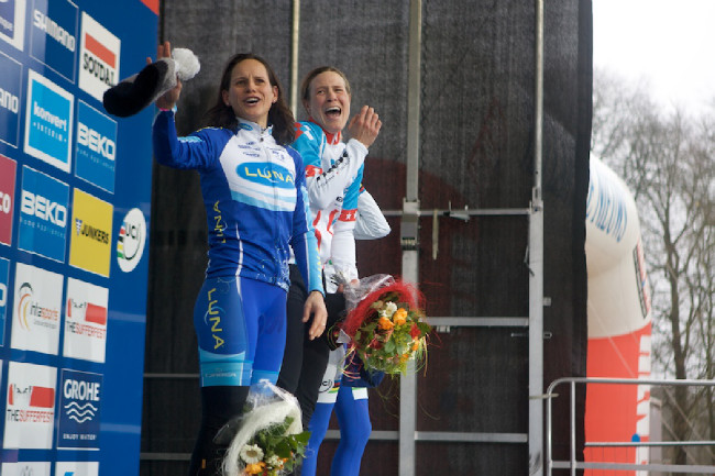 Kateřina Nash a Katie Compton na stupních vítězů