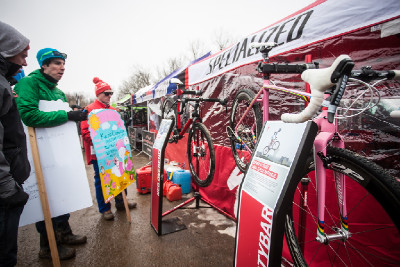 nechyběl růžový Specialized Crux Zdeňka Štybara