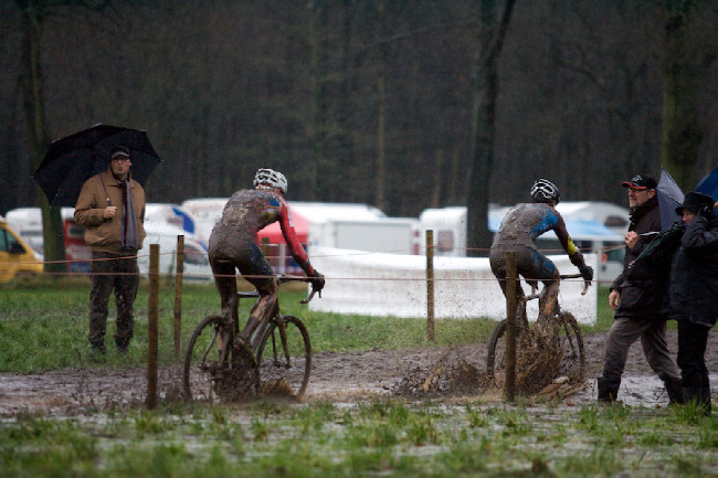 Závodilo se opravdu ve strašných s.....