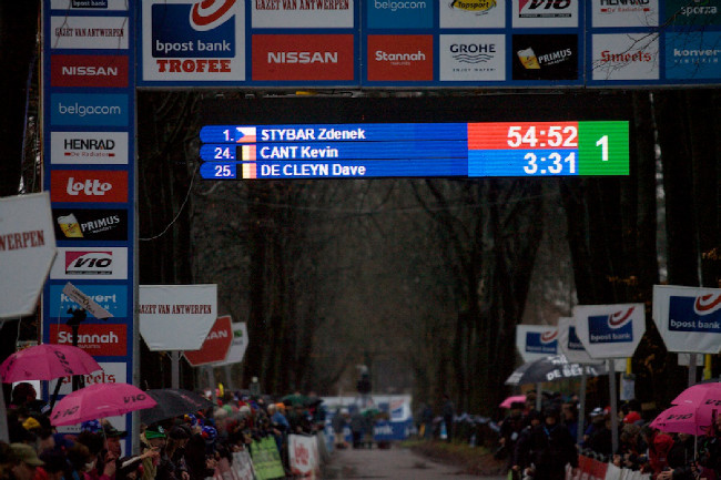 Prozatím vítězí Zdeněk Štybar, radoval se jen deset minut