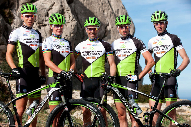 Multivan Merida Biking Team 2013 - zleva Thomas Litscher, Gunn Rita Dahle, Jose Antonio Hermida, Rudi van Houts a Ondřej Cink