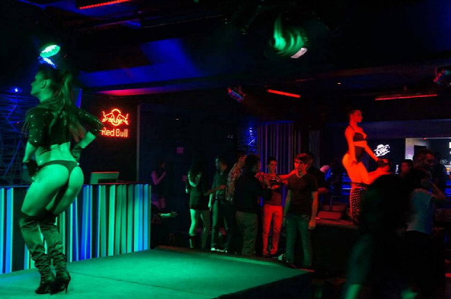 průměrný klub vypadá takhle... free enter a pivo za 30 Kč. 4h ráno