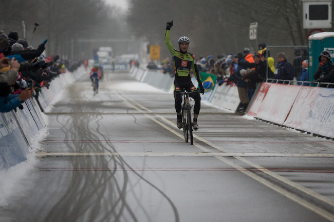 Martin Bína vítězí