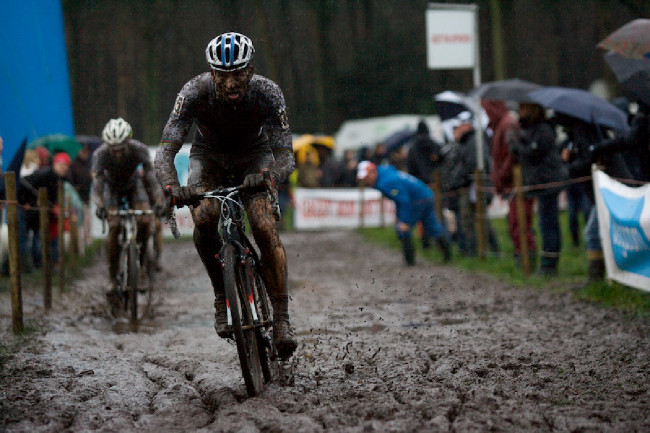 Zdeněk Štybar se prodírá bahnem