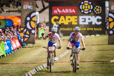 Christoph Sauser a Jaroslav Kulhavý vyhrávají úvodní prolog