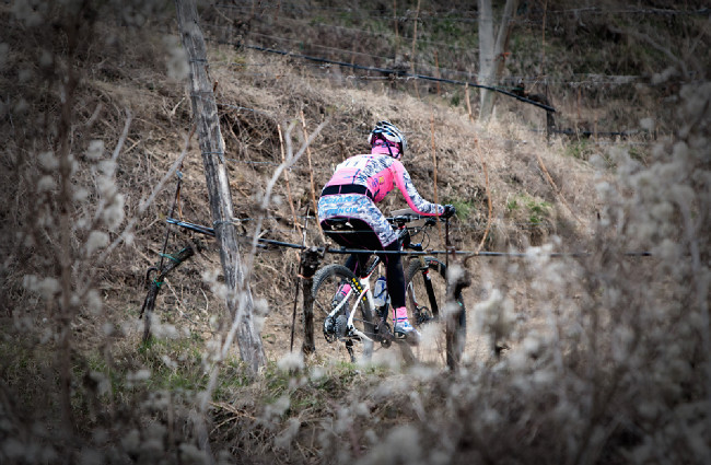 maskovaná výstroj týmu Kona Cyclingpoint rozzáří i šedivý den