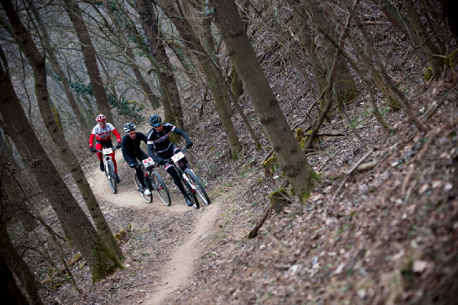 Trojice vedoucích ujíždí Ondřeji Cinkovi po jeho defektu