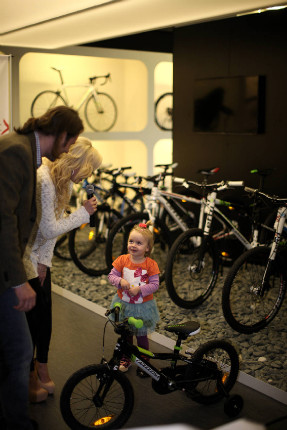 Otevření nového Bikeclinicu - předání kola malé Claudii