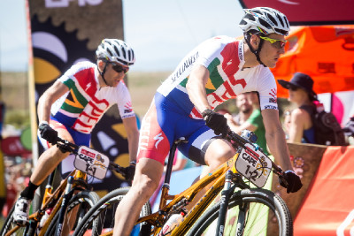 Jaroslav Kulhavý a Christoph Sauser při úvodním prologu