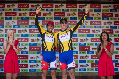 Christoph Sauser a Jaroslav Kulhavý vyhrávají úvodní prolog