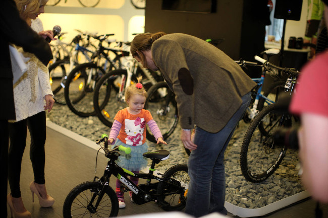 Otevření nového Bikeclinicu - předání kola malé Claudii
