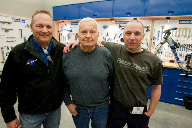 zleva: současný šéf společnosti Erik Hawkins s tatínkem Howardem, zakladatelem Park Tool, zcela vpravo Petr Kuba, český dovozce