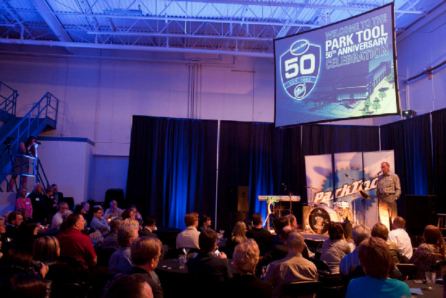 oslava 50. výročí - u mikrofonu druhý ze zakladatelů Art Engstrom