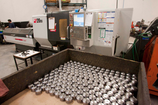 jeden ze dvou velkých CNC obráběcích strojů