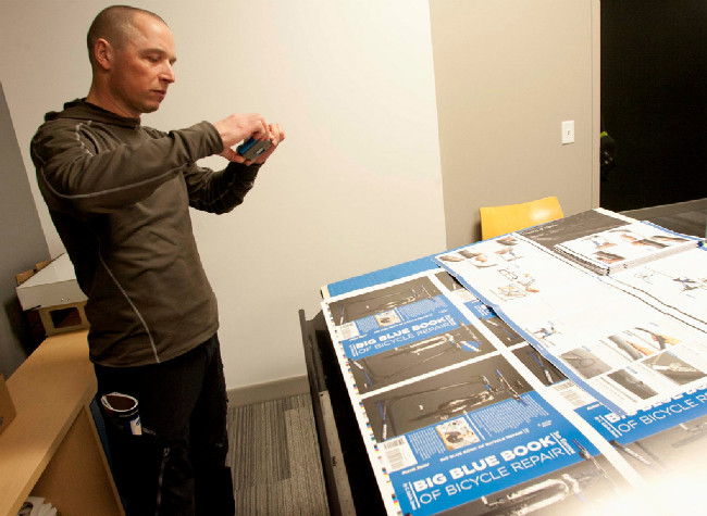 český distributor Pert Kuba si fotí 3. edici Big Blue Book. Chystá i českou verzi?