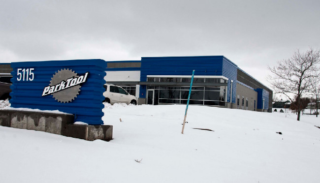 zvenku zatím žádná hiparáda, čerstvé a neutěšené stopy po stavbě zakrývá sníh 