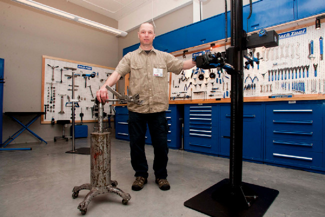Petr Kuba s nejstarším a nejmodernějším servisním stojanem